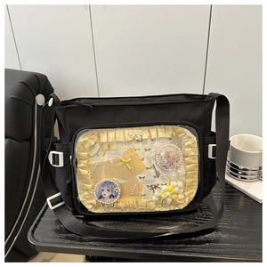 Détail de la fenêtre PVC transparente sur sac ita en toile noire avec pins anime