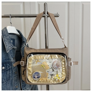 Détail du sac ita en toile avec grande fenêtre PVC transparente et décors de style anime