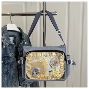 Détail du sac Ita violet clair avec fenêtre transparente et bordure en dentelle