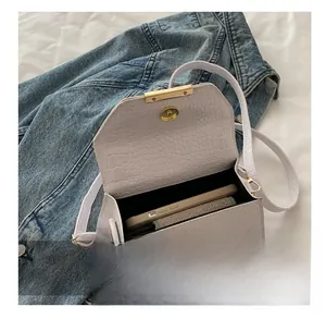 Détail du sac à main lavande montrant sa capacité pour un grand smartphone moderne