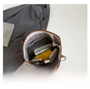 Vue intérieure du grand sac cabas montrant l'espace pour tablette et accessoires
