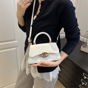 Sac bandoulière blanc minimaliste avec fermoir doré circulaire et poignée pour femme