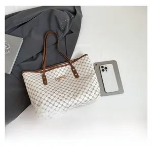 Grand sac cabas monogramme blanc avec poignées en cuir marron et un nœud métallique