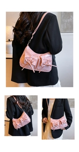Vues détaillées d'un sac à bandoulière rose en cuir verni avec poches à nœud et sangle réglable