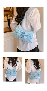 Détail du sac à bandoulière en cuir verni bleu clair avec nœuds décoratifs et boucles argent