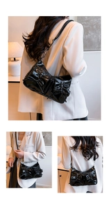 Détails du sac à bandoulière en cuir verni noir brillant avec motif de nœud décoratif