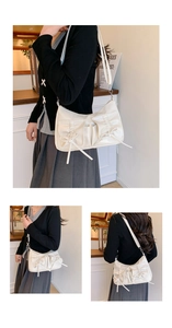 Détail du sac à bandoulière en cuir crème avec poches à nœuds et ferrures argentées