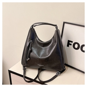 Détail arrière d'un sac cabas en similicuir noir avec bretelles de sac à dos