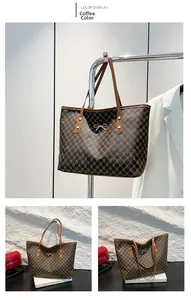 Détail d'un sac cabas marron avec motif à treillis et pendentif nœud métallique chic