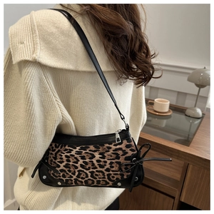 Sac bandoulière chic à motif léopard avec détail nœud noir et fermeture éclair argentée