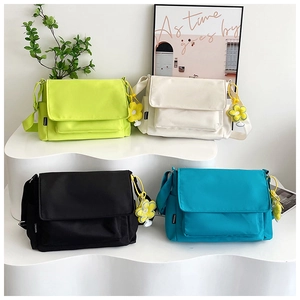 Détail de sacs fourre-tout en nylon de quatre couleurs avec charms floraux
