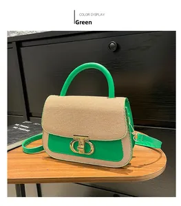 Détail du sac en cuir vert avec rabat en paille et fermoir pivotant en métal doré CD