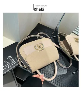 Détail du sac à main en texture tissée kaki avec fermoir rotatif CD en métal doré