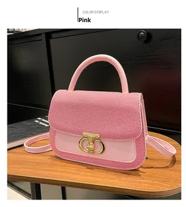 Détails du sac à main en cuir rose avec fermoir rotatif doré et poignée arrondie