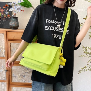 Neongrüne Nylon-Umhängetasche mit breitem Gurt und Blumenanhänger für Damen