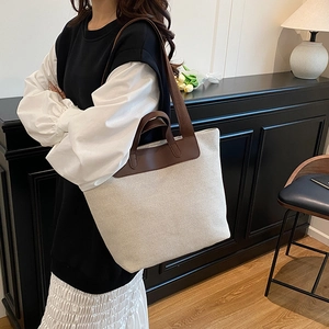 Bolso tote de lona minimalista con ribete de cuero marrón y correas dobles