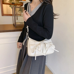 Sac à bandoulière crème élégant avec nœuds et poches multiples pour un look de printemps