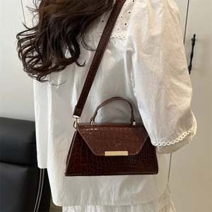 Sac bandoulière marron foncé motif crocodile avec boucle dorée et bandoulière réglable