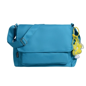 Wasserdichte Nylon Umhängetasche in Himmelblau mit Blumenanhänger und Trageriemen