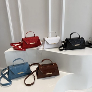 Sacs à main chic en similicuir crocodile en cinq couleurs avec fermoirs en métal doré