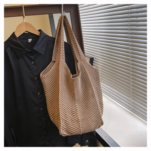 Détail du sac fourre-tout en crochet marron avec un design de texture à mailles