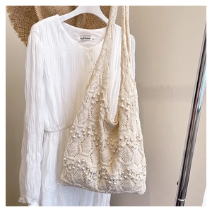 Détail du sac cabas au crochet beige avec perles et motif de tricot bohème chic
