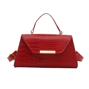 Sac à main chic rouge à motif crocodile avec fermoir doré et bandoulière réglable