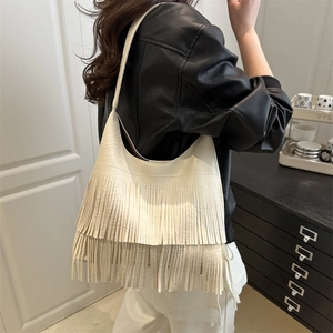 Sac fourre-tout bohème blanc cassé avec franges multicouches mode printemps 2025