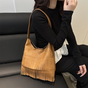 Sac fourre-tout vintage en similicuir marron avec de longues franges et bandoulière