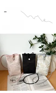 Vue détaillée des sacs de téléphone en jacquard chinois traditionnel en soie de trois couleurs