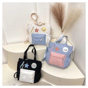 Detailaufnahme mehrfarbiger Nylon-Tragetaschen mit Sternen-Patch und vielen Taschen