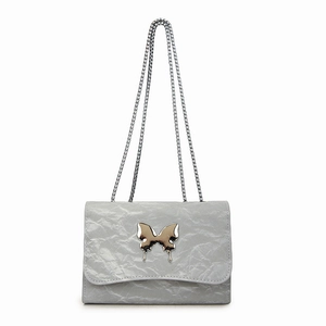 Sac bandoulière minimaliste en cuir froissé argenté avec boucle papillon en métal
