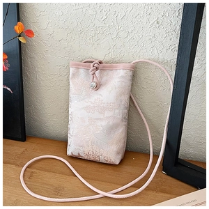 Détail du sac de téléphone rose brodé chinois avec jacquard et fermeture à cordon coulissant