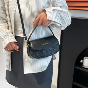 Schicke schwarze Satteltasche mit Leder und Glitzer-Patchwork für stilvolle Damen