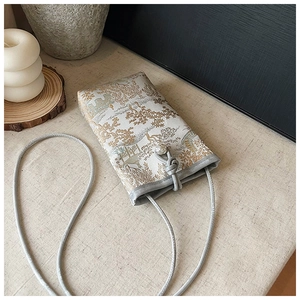 Détail de broderie jacquard chinoise traditionnelle sur pochette téléphone verticale