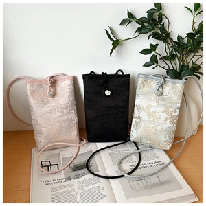 Trois mini sacs bandoulière en soie brodée en rose, noir et argent avec détails floraux