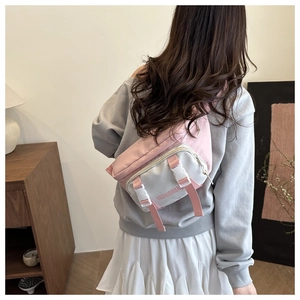 Détail du sac bandoulière rose et beige avec boucle blanche et imprimé FASHIONBAG