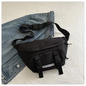 Détail du sac bandoulière noir avec lettrage FASHIONBAG blanc et boucles réglables