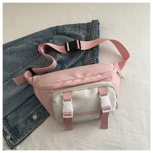 Gros plan détaillé du sac bandoulière rose et beige avec sangle réglable et boucle avant