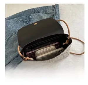Vista interna che mostra la capiente borsa a tracolla con motivo vintage retrò