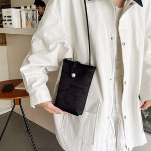 Sac à bandoulière vertical pour téléphone avec broderie traditionnelle et fermoir