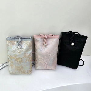 Trois élégants sacs à téléphone en brocart de style chinois en argent, rose et noir