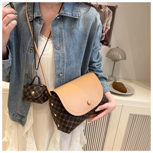 Dettaglio della borsa a tracolla vintage color-block con mini pochette e stampa iconica