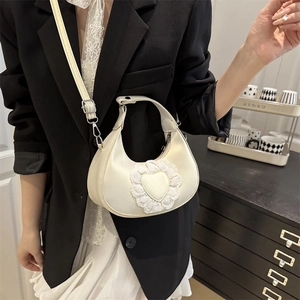 Sac demi-lune crème avec dentelle en cœur et bandoulière réglable en métal doré