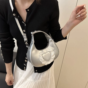Sac demi-lune argenté avec détail coeur en dentelle et bandoulière réglable