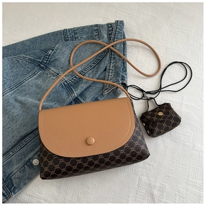 Dettaglio di un set di borse a tracolla retrò con motivo vintage e mini pochette