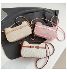 Trois sacs à bandoulière à nœud en beige, rose et blanc-marron avec texture tissée