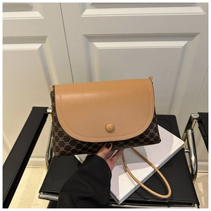 Dettaglio della borsa a tracolla patchwork vintage con monogramma marrone e pelle kaki
