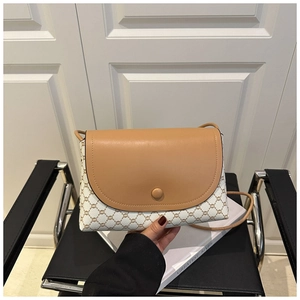 Dettaglio della borsa a tracolla vintage con motivo Triomphe e patta in pelle marrone