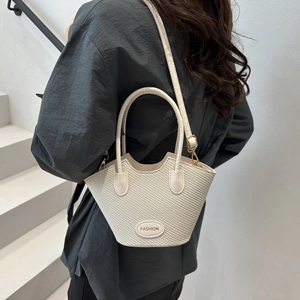 Sac seau tissé blanc cassé chic avec poignées et bandoulière réglable pour femme